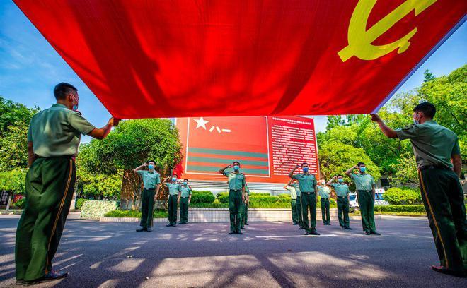 机智问答-精准解答问题,帮你更智慧地思考-贺峻霖将担任大学生电影节青春之夜主持人,他个人的发展怎么样?